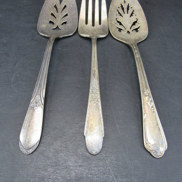 WM Rogers & Sons Vintage Kitchen Utensils 1 Serving Fork and 2 Cake/Pie Servers - Picture 3 of 6